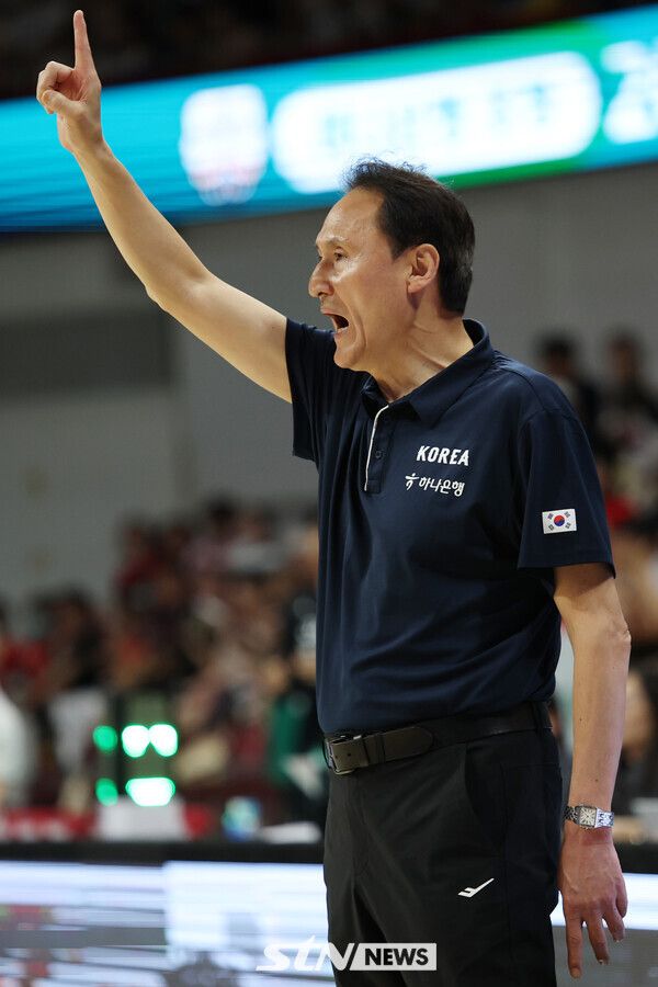 11일 오후 안양 동안구 정관장 아레나에서 열린 2025 남자농구 국가대표 평가전 대한민국과 일본의 경기, 안준호 한국대표팀 감독이 작전 지시를 하고 있다. /사진=뉴시스