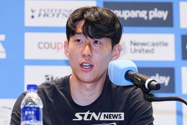 잉글랜드 프리미어리그 토트넘 홋스퍼 손흥민이 2일 오전 서울 여의도 IFC몰에서 열린 2025 쿠팡플레이 시리즈 토트넘 기자회견에서 취재진 질의에 답하고 있다. /사진=뉴시스