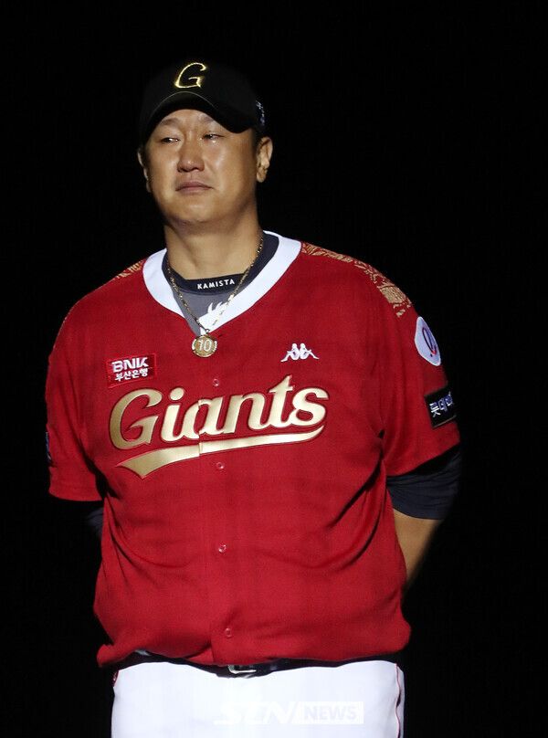 롯데 자이언츠 이대호 선수가 8일 부산 동래구 사직야구장에서 열린 은퇴식에 참석, 눈물을 글썽이고 있다. 이대호의 등번호 '10번'은 고(故) 최동원의 11번 이후 롯데에서 두 번째로 영구결번으로 지정됐다. /사진=뉴시스