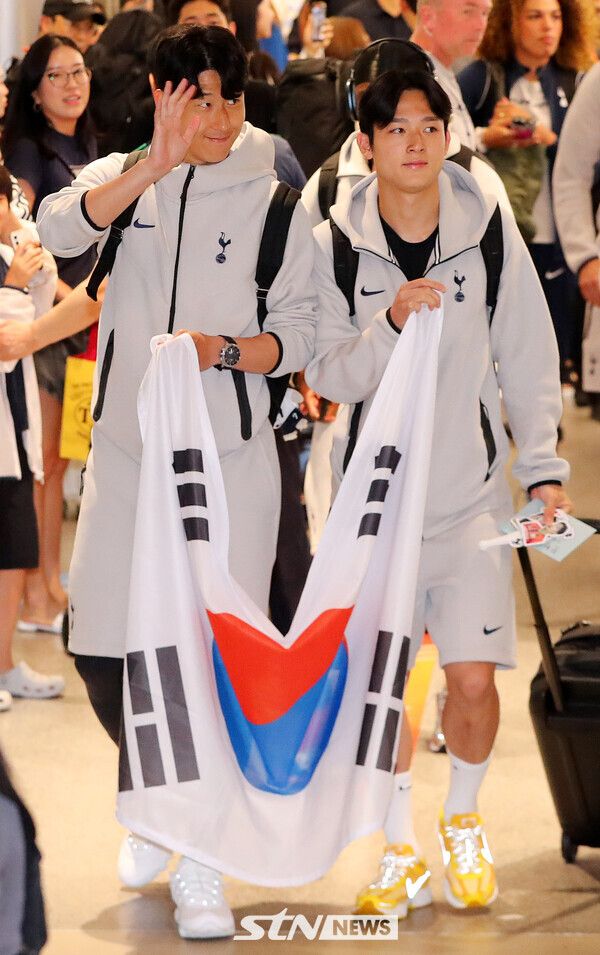 토트넘 홋스퍼의 손흥민, 양민혁이 1일 오후 인천국제공항 제1터미널을 통해 입국해 팬들에게 인사를 하고 있다. /사진=뉴시스