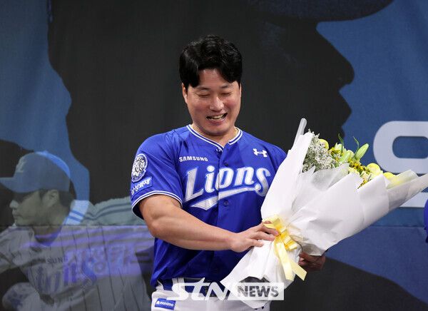 삼성 라이온즈 '돌부처' 투수 오승환이 7일 오후 인천 연수구 오라카이 송도파크 호텔에서 열린 은퇴 기자회견에서 환화게 웃고 있다. /사진=뉴시스
