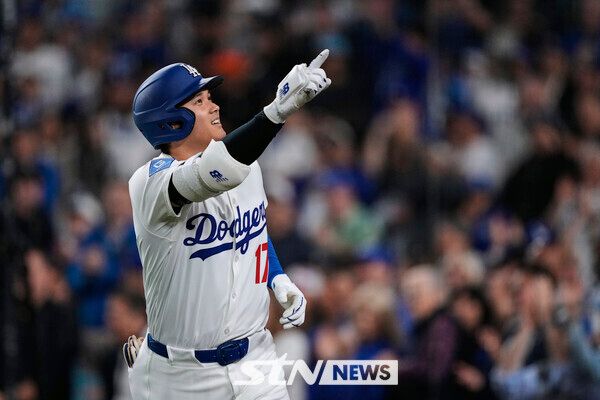 LA 다저스의 오타니 쇼헤이가 15일(현지 시간) 미 캘리포니아주 로스앤젤레스의 다저스타디움에서 열린 2025 메이저리그 오클랜드 애슬레틱스와의 경기 3회 말 3점 홈런을 친 후 세리머니하고 있다. 오타니는 4회 말에는 김혜성을 불러들이는 2점 홈런을 치며 멀티 홈런을 기록했다. /사진=뉴시스(AP)