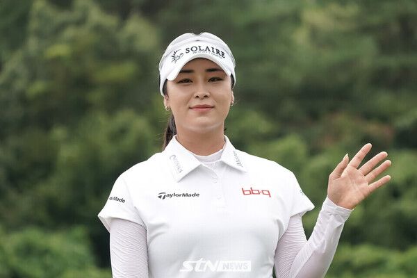 2025시즌 ‘제12회 제주삼다수 마스터스’(총상금 10억 원, 우승상금 1억 8천만 원)가 제주도 서귀포시에 위치한 사이프러스 골프앤리조트(파72/6,586야드)에서 열리고 있다. 7일 윤이나(솔레어)가 2번 홀에서 경기하고 있다. /사진(제주)=손진현 기자