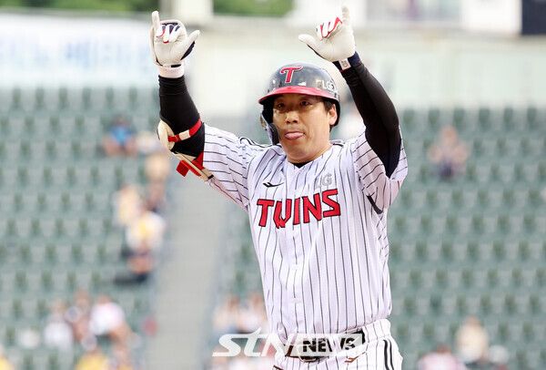 12일 오후 서울 송파구 잠실야구장에서 열린 2025 KBO리그 SSG 랜더스와 LG 트윈스의 경기, 1회말 무사 1루에서 LG 김현수가 안타를 친 후 세리머니를 하고 있다. /사진=뉴시스