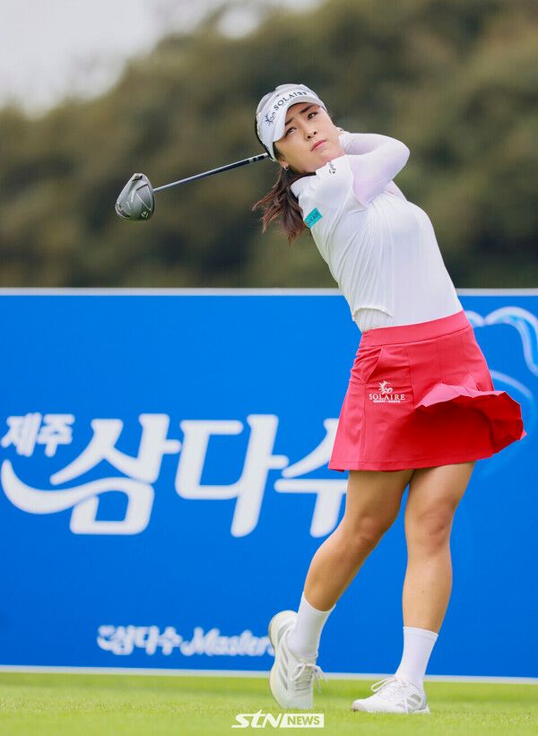 2025시즌 ‘제12회 제주삼다수 마스터스’(총상금 10억 원, 우승상금 1억 8천만 원)가 제주도 서귀포시에 위치한 사이프러스 골프앤리조트(파72/6,586야드)에서 열리고 있다. 7일 윤이나(솔레어)가 2번 홀에서 경기하고 있다. /사진(제주)=손진현 기자