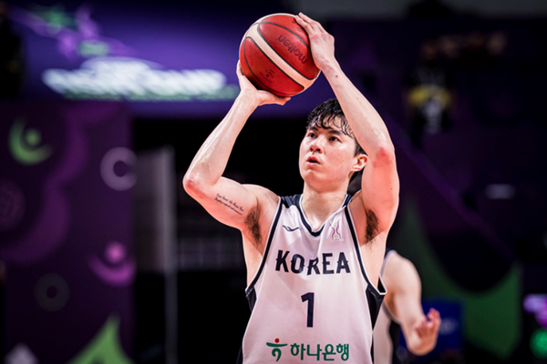 슛을 쏘는 이현중의 모습. /사진=FIBA