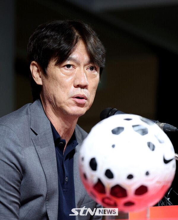25일 서울 종로구 축구회관에서 열린 명단 발표 기자회견에 임하고 있는 홍명보 감독. /사진=뉴시스