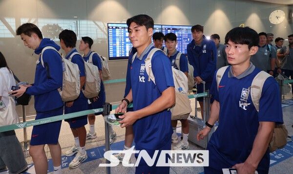 홍명보 대한민국 축구 국가대표팀 감독을 비롯한 선수들이 1일 오전 인천국제공항 제2터미널을 통해 출국하고 있다. 대표팀은 미국에서 오는 7일 미국, 10일 멕시코와 평가전을 치른다. /사진=뉴시스