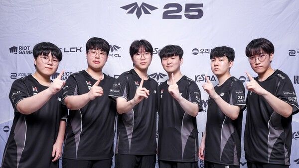 2025 LCK CL 정규 시즌 1위 케이티 롤스터 선수들이 파이팅 포즈를 취하고 있다. /사진=한국e스포츠