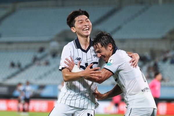 31일 천안종합운동장에서 열린 하나은행 K리그2 2025 27라운드 원정 경기에서 천안시티FC전에서 득점한 서재민과 에울레르가 기뻐하고 있다. /사진=서울 이랜드