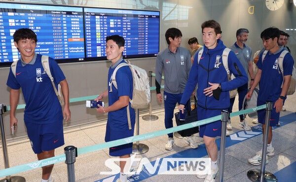 1일 인천국제공항을 통해 2연전이 펼쳐지는 미국으로 출국하는 한국 축구 대표팀. /사진=뉴시스