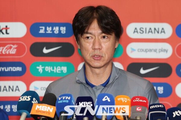 1일 인천국제공항에서 진행된 미국 원정 출국 기자회견에 임하고 있는 홍명보 감독. /사진=뉴시스