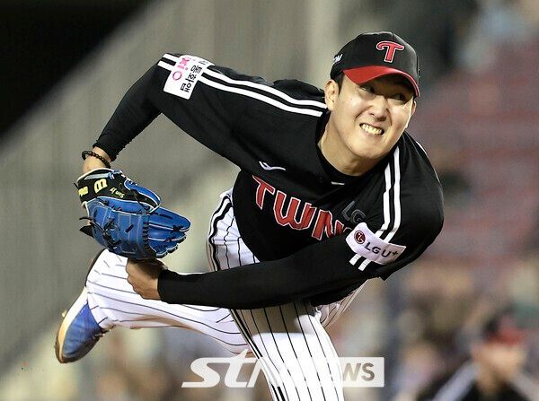 10일 서울 송파구 잠실야구장에서 열린 2025 KBO리그 LG 트윈스 대 두산 베어스의 경기, 5회말 LG 선발 손주영이 역투하고 있다. /사진=뉴시스