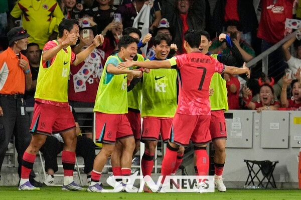 손흥민이 9일(현지 시간) 미 테네시주 내슈빌의 지오디스 파크에서 열린 멕시코와의 친선 경기 후반 20분 동점 골을 넣은 후 동료들과 기쁨을 나누고 있다. 한국은 10분 뒤 오현규가 역전 골을 넣었으나 추가 시간 동점 골을 허용하면서 2-2로 비겼다. /사진=뉴시스(AP)