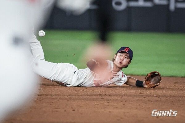 수비하는 롯데 자이언츠 내야수 전민재. /사진=롯데 자이언츠