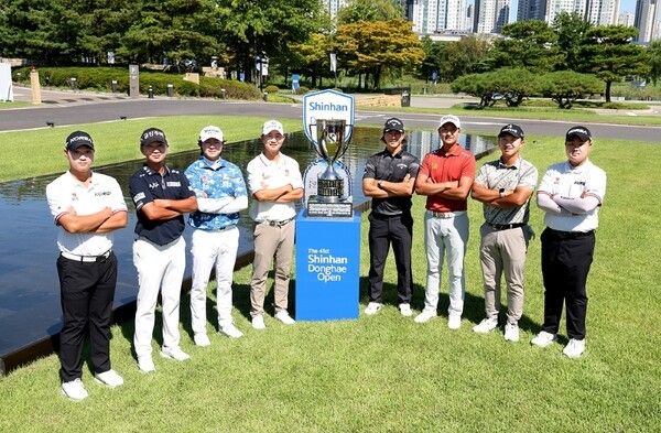 포토콜에 참석한 김민수(A), 옥태훈,김성현, 송영한, 이시카와 료, 사돔 깨우깐자나, 김홍택, 유민혁. /사진=KPGA