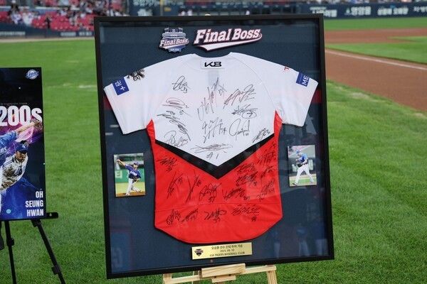 10일 광주-KIA 챔피언스필드에서 열린 2025 신한 SOL뱅크 KBO리그 KIA 타이거즈와의 경기를 앞두고 오승환의 세 번째 은퇴 투어 행사가 열렸다. KIA 선수단 친필 사인 유니폼. /사진=삼성 라이온즈