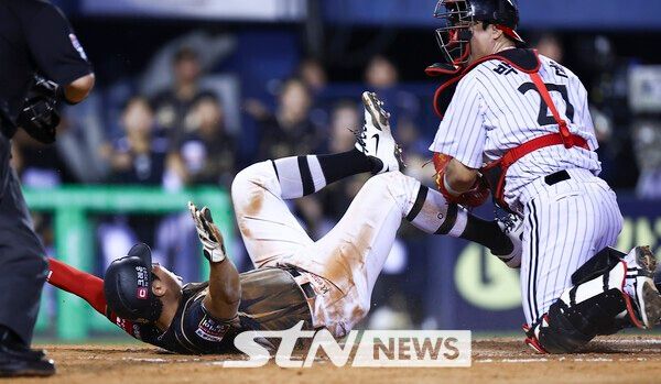 11일 서울 송파구 잠실야구장에서 열린 2025 KBO리그 KT 위즈 대 LG 트윈스의 경기, 7회초 1사 주자 1,3루 상황에서 KT 황재균이 KT 강현우의 희생번트로 홈에서 득점에 성공하고 있다. 사진=뉴시스