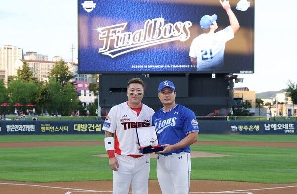 10일 광주-KIA 챔피언스필드에서 열린 2025 신한 SOL뱅크 KBO리그 KIA 타이거즈와의 경기를 앞두고 오승환의 세 번째 은퇴 투어 행사가 열렸다. KIA 최형우와 오승환이 기념 촬영을 하고 있다. /사진=삼성 라이온즈