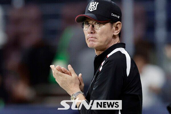 23일 서울 구로구 고척스카이돔에서 열린 2025 KBO리그 kt 위즈와 키움 히어로즈의 경기, 7-5로 승리한 kt 이강철 감독이 박수 치고 있다. /사진=뉴시스