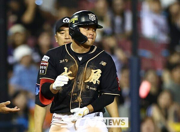 11일 서울 송파구 잠실야구장에서 열린 2025 KBO리그 KT 위즈 대 LG 트윈스의 경기, 8회초 1사 주자 1,2루 상황에서 KT 권동진이 역전 2타점 3루타를 치고 기뻐하고 있다. /사진=뉴시스