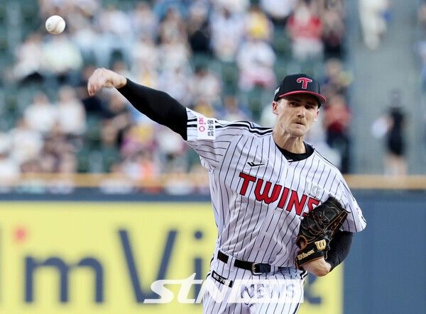 19일 서울 송파구 잠실야구장에서 열린 2025 KBO리그 롯데 자이언츠와 LG 트윈스의 경기, LG 톨허스트가 역투하고 있다. /사진=뉴시스