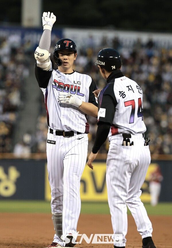 2일 서울 송파구 잠실야구장에서 열린 2025 KBO리그 SSG 랜더스와 LG 트윈스의 경기, 3회말 1사 주자없는 상황 LG 홍창기가 안타를 친 뒤 베이스를 밟고 있다. /사진=뉴시스