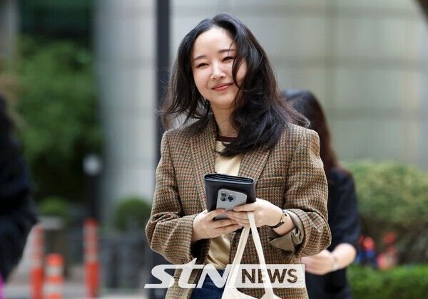 민희진 전 어도어 대표가 11일 오후 서울 서초구 서울중앙지법에서 열린 하이브와의 주식 매매대금 청구 및 주주 간 계약 해지 확인 소송 관련 변론에 출석하고 있다. /사진=뉴시스