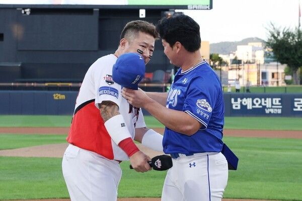 10일 광주-KIA 챔피언스필드에서 열린 2025 신한 SOL뱅크 KBO리그 KIA 타이거즈와의 경기를 앞두고 오승환의 세 번째 은퇴 투어 행사가 열렸다. KIA 최형우와 오승환이 기념 촬영을 하고 있다. /사진=삼성 라이온즈