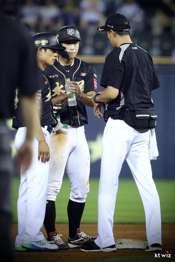 견제를 당한 뒤 물을 한 모금 마신 뒤 재정비하는 유준규. /사진=KT 위즈
