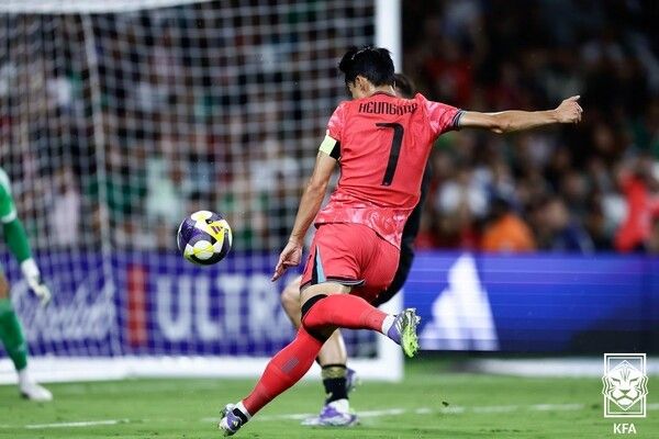 10일(한국시간) 미국 네슈빌 테네시에 위치한 지오디스 파크에서 치러지는 멕시코와 A매치 친선경기에서 한국의 캡틴 손흥민이 슈팅을 선보이는 중이다. /사진=대한축구협회