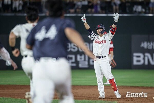 끝내기 직후 베이스 위에서 환호하는 롯데 자이언츠 내야수 김민성. /사진=롯데 자이언츠