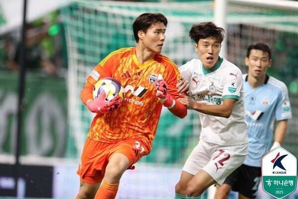 13일 전주월드컵경기장에서 치러진 대전하나시티즌과의 하나은행 K리그1 2025 29라운드 경기에서 전북현대 송범근이 선방 후 공격 전개를 준비 중이다. /사진=한국프로축구연맹