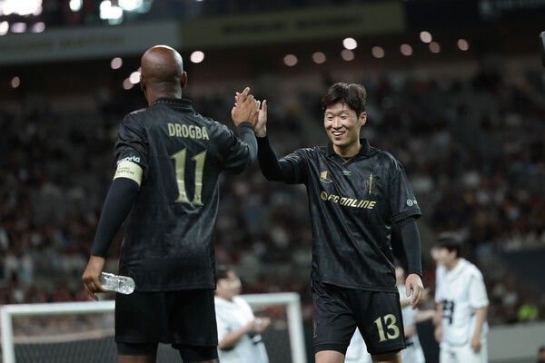 13일 서울 마포구 상암월드컵경기장에서 열린 2025 아이콘매치 이벤트 경기에서 하이파이브를 하는 디디에 드록바와 박지성. /사진=넥슨 제공