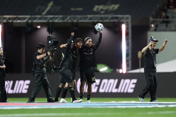 13일 서울 마포구 상암월드컵경기장에서 열린 2025 아이콘매치 이벤트 경기에서 구자철의 환상적인 터치 후 환호하는 FC 스피어 선수들. /사진=넥슨 제공