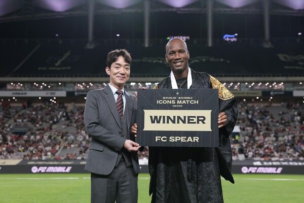 13일 서울 마포구 상암월드컵경기장에서 열린 2025 아이콘매치 이벤트 경기에서 승리 후 곤룡포를 두른 디디에 드록바와 박정무 넥슨 사업부 사장. /사진=넥슨 제공