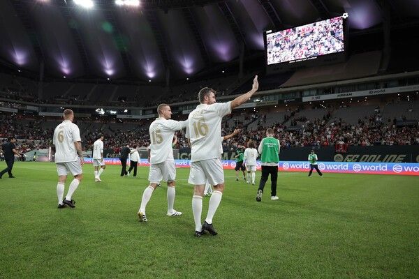 13일 서울 마포구 상암월드컵경기장에서 열린 2025 아이콘매치 이벤트 경기에서 관중들에게 인사하는 마이클 캐릭과 네마냐 비디치, 욘 아르네 리세. /사진=넥슨 제공