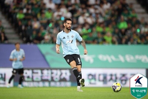 13일 전주월드컵경기장에서 치러진 대전하나시티즌과의 하나은행 K리그1 2025 29라운드 경기에서 전북현대의 감보아가 패스를 시도하고 있다. /사진=한국프로축구연맹