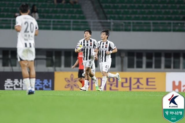 지난 13일 강릉하이원아레나에서 열린&nbsp; 하나은행 K리그1 2025 29라운드 강원FC전에서 득점을 터트린 FC서울 공격수 조영욱(9번). /사진=한국프로축구연맹