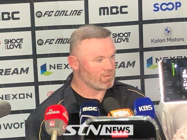 경기 후 인터뷰에 응하는 웨인 루니. /사진=이형주 기자(상암)