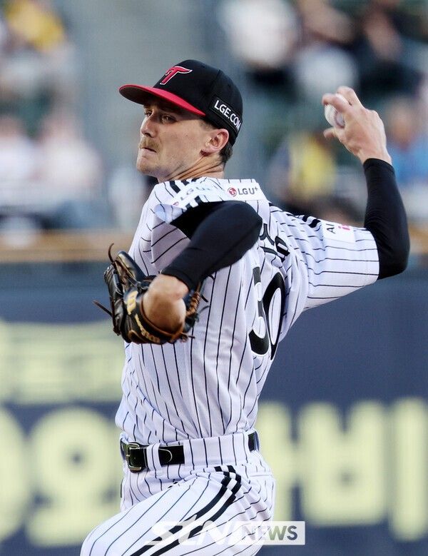 19일 서울 송파구 잠실야구장에서 열린 2025 KBO리그 롯데 자이언츠와 LG 트윈스의 경기, LG 톨허스트가 역투하고 있다. /사진=뉴시스