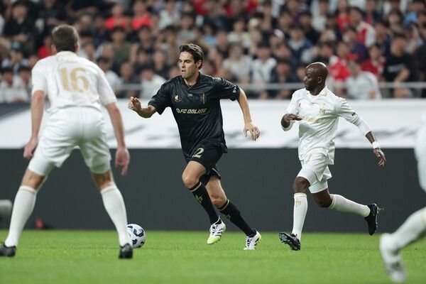 14일 서울 마포구 상암월드컵경기장에서 공격수 출신 선수들이 주가 된 FC 스피어와 수비수 출신 선수들이 주가 된 실드 유나이티드와의 경기가 펼쳐지고 있다.&nbsp;오버헤드킥을 보여준 카카. /사진=넥슨 제공