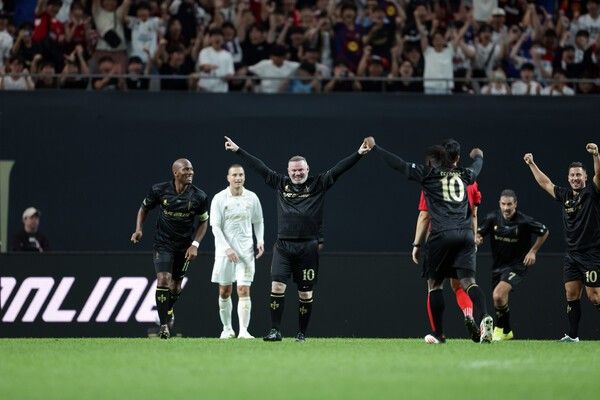 FC 스피어의 웨인 루니가 14일 서울 마포구 상암 월드컵 경기장에서 열린 실드 유나이티드와의 경기에서 득점 후 기뻐하고 있다. /사진=넥슨 제공