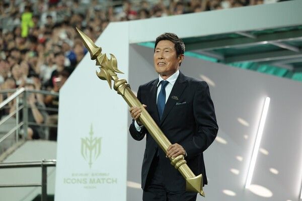 14일 서울 마포구 상암 월드컵 경기장에서 열린 '2025 아이콘매치: 창의 귀환, 반격의 시작'에서 경기 개시를 알리기 위해 등장하는 차범근 전 감독. /사진=넥슨 제공