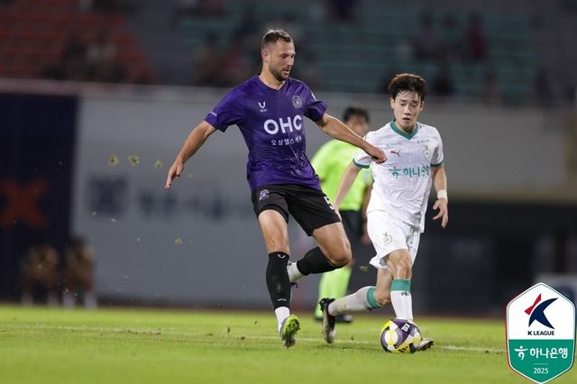 FC안양 수비수 토마스(보라색 유니폼). /사진=한국프로축구연맹