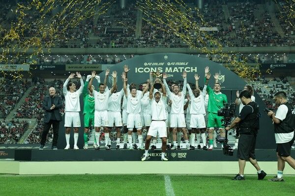 실드 유나이티드가 14일 서울 마포구 상암 월드컵 경기장에서 열린 '2025 아이콘매치: 창의 귀환, 반격의 시작'에서 FC 스피어를&nbsp;2-1로 꺾은 뒤 우승 세레머니를 하고 있다. /사진=넥슨 제공