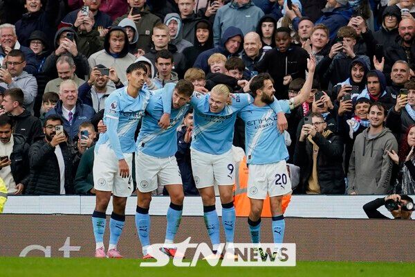 엘링 홀란의 득점 후 기뻐하는 맨체스터 시티 선수들. /사진=뉴시스(AP)