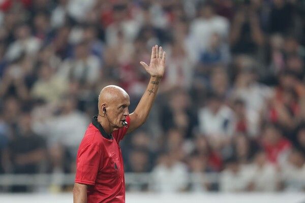 14일 서울 마포구 상암월드컵경기장에서 공격수 출신 선수들이 주가 된 FC 스피어와 수비수 출신 선수들이 주가 된 실드 유나이티드와의 경기가 펼쳐지고 있다.&nbsp;경기 진행을 맡은 콜리나 심판. /사진=넥슨 제공