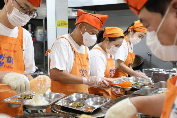 지난 12일 다이닝브랜즈그룹이 서울 동대문구에 위치한 다일복지재단 ‘밥퍼나눔운동본부’를 찾아 취약계층에게 따뜻한 한 끼를 전하는 조리·배식·설거지 봉사활동을 펼쳤다. /사진=다이닝브랜즈그룹