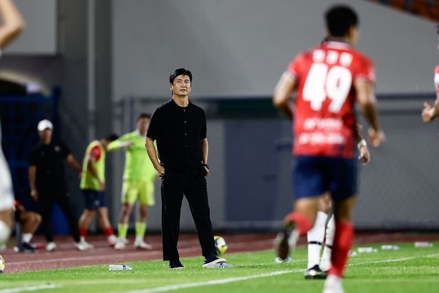 경기를 지켜보고 있는 김천상무 정정용 감독. /사진=김천상무